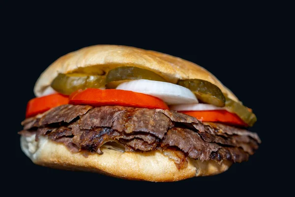 Siyah bir arka planda izole edilmiş Sandvi dner adında bir etli kuzu eti.