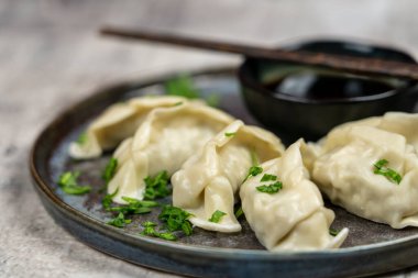 Soya soslu Gyoza veya hamur köftesi aperatifi, seçici odaklanma, kopyalama alanı. Ve çubuklar, üst görünüm..