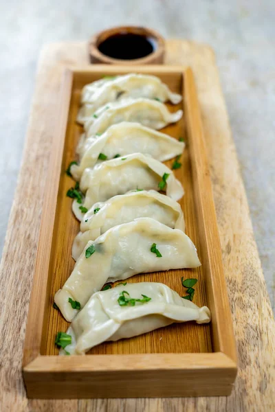 Gyoza Dumplings Snack Met Sojasaus Selectieve Focus Kopieerruimte Eetstokjes Bovenaanzicht — Stockfoto