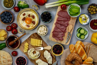 Organik ve taze lezzetli geleneksel Türk kahvaltısı..