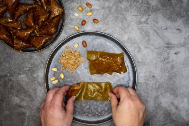 Türk tatlısı. Fındıklı, fındıklı, fındıklı, hindistan cevizli, üzümlü hamurlu..