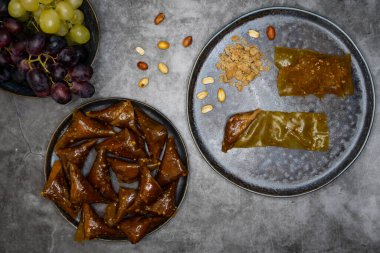 Türk tatlısı. Fındıklı, fındıklı, fındıklı, hindistan cevizli, üzümlü hamurlu..