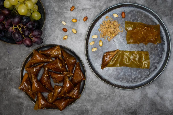 Türk tatlısı. Fındıklı, fındıklı, fındıklı, hindistan cevizli, üzümlü hamurlu..