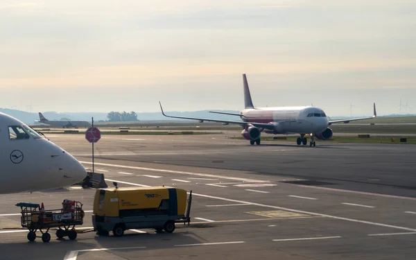 Lufthansa Germany Airplane Preparing Itself Take Runway — Foto de Stock