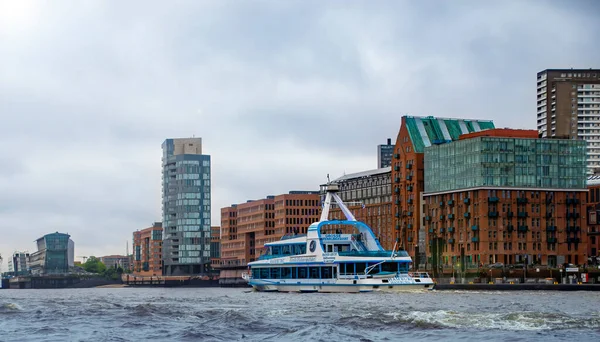 City River Bus Cityscape Hamburg Port Connects Both River Banks — Stockfoto