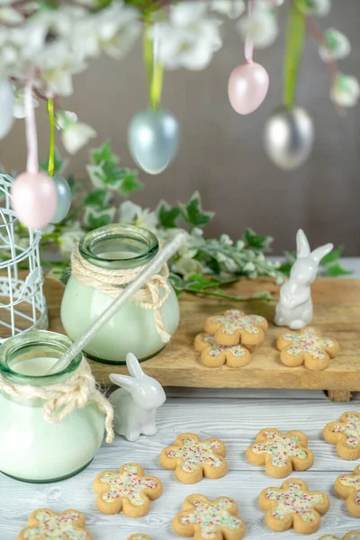 Paskalya çiçekli bisküvi ve sütle Paskalya bayramı süsü..