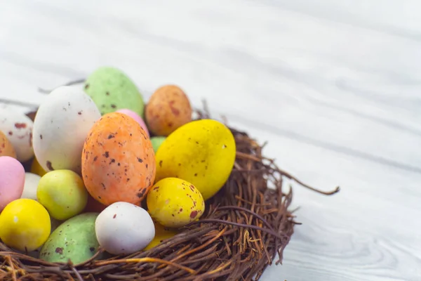 复活节彩蛋不同颜色的彩蛋在复活节彩蛋中的概念 — 图库照片