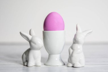 Porselen Paskalya Tavşanları, Pembe Paskalya yumurtalı Porselen Yumurtalar. Beyaz arka planda. .