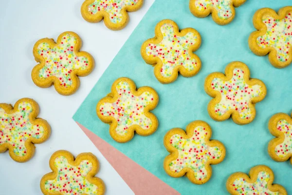 Biscuits Fleurs Pâques Sur Fond Plat Coloré Concept Bonbons Vacances — Photo