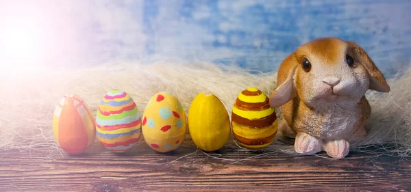 复活节兔子玩具连着手工彩蛋 — 图库照片