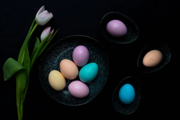 Tulipa Flores Pastel Colorido Ovos Páscoa Uma Placa Granito Escuro — Fotografia de Stock