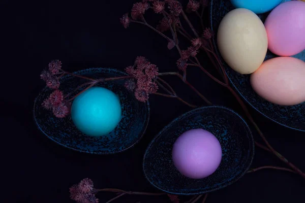 Flores Pastel Coloridos Ovos Páscoa Uma Placa Granito Escuro Contra — Fotografia de Stock