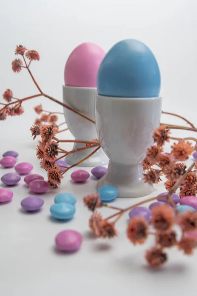 Tasses Œufs Porcelaine Avec Oeuf Pâques Rose Bleu Sur Une — Photo