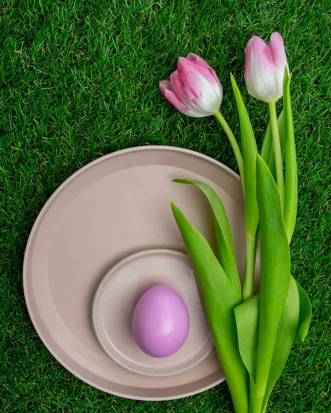 Tulipes Couleur Rose Avec Œuf Pâques Rose Dans Une Assiette — Photo