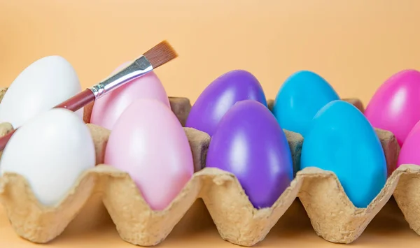 Pincéis Pintura Ovos Páscoa Coloridos Fechar — Fotografia de Stock