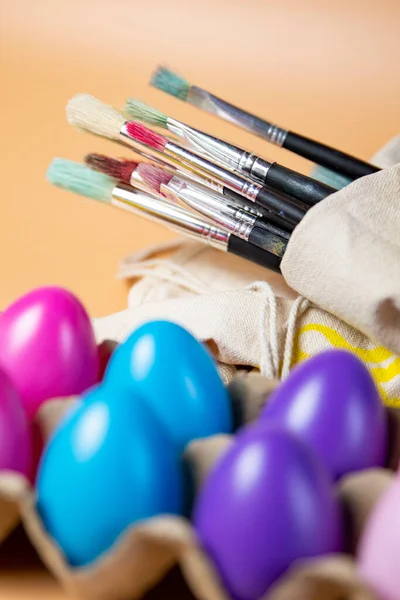 彩绘画笔和彩绘复活节彩蛋的特写 — 图库照片