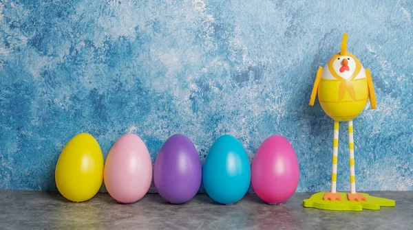 Ovos Páscoa Coloridos Uma Linha Ovos Forma Pintos Com Pernas — Fotografia de Stock
