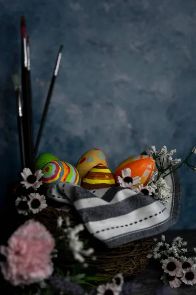 Pincéis Pintura Ovos Páscoa Coloridos Corpo Palha Com Flores Ainda — Fotografia de Stock