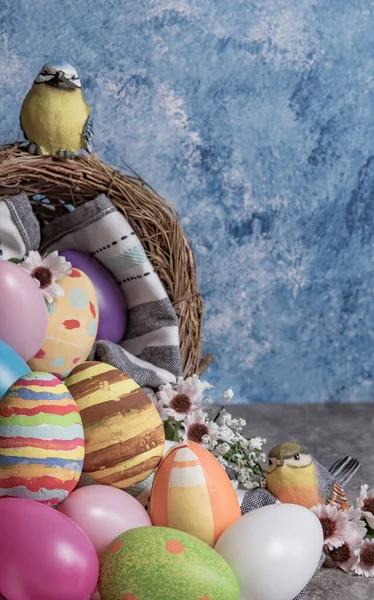 色彩艳丽的复活节彩蛋装在稻草花冠中 玩具鸟 花朵选择焦点 — 图库照片