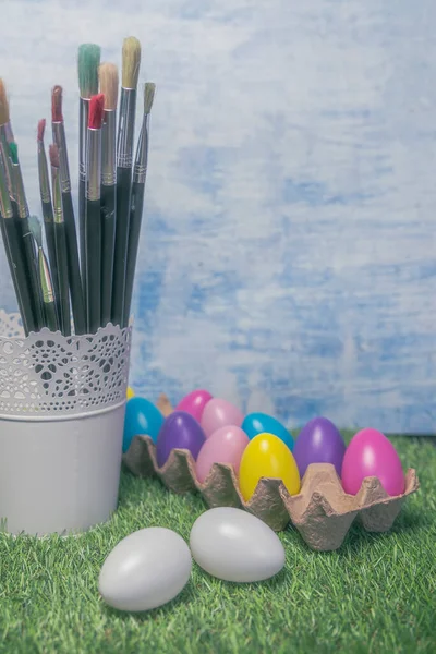 用彩刷在草地上的彩蛋上彩绘复活节彩蛋 — 图库照片