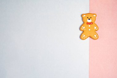Pastel renkli arka planda ayı kurabiyesi. yazma alanı veya kopyalama alanı. Yılbaşı konsepti