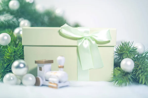 Green Gift Box Christmas White Christmas Ball Ornaments Fir Pine — Stock Photo, Image