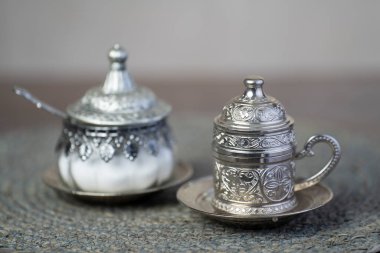 Gümüş kahve fincanı ve gümüş şeker kavanozu. Yaklaş..