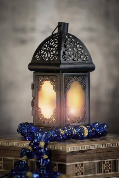 Ramadan Φανάρι Φωτίσει Και Ένα Μπλε Αραβικό Κομπολόι Πάνω Από — Φωτογραφία Αρχείου