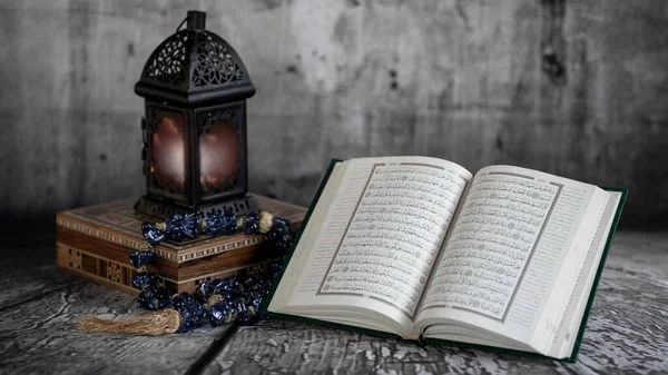 Ramazan feneri ve kutsal Kur 'an kitabı..