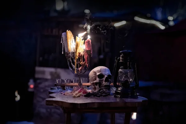 Olvasztott Gyertyák Régi Asztal Koponya Sötét Halloween Jelenet — Stock Fotó