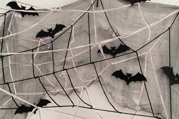 Örümcek ağı ve yarasalar iç dekorasyon olarak bir duvarda, kendi kendine yapılmış, gün ışığında yün iplik.