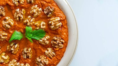 Kırmızı Muhammara, masaya yakın çekim. yatay üst görünüm, acı biber sosu aslen Suriye, Lübnan 'dan.