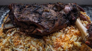 Izgara kuzu omuzu, kepek buğdaylı ya da Freekeh 'li ya da pirinç ve fındıklı Farik.