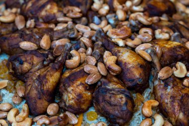 Kabsa, Makbus ya da Mandi. Tavuk etli. Yaklaş..