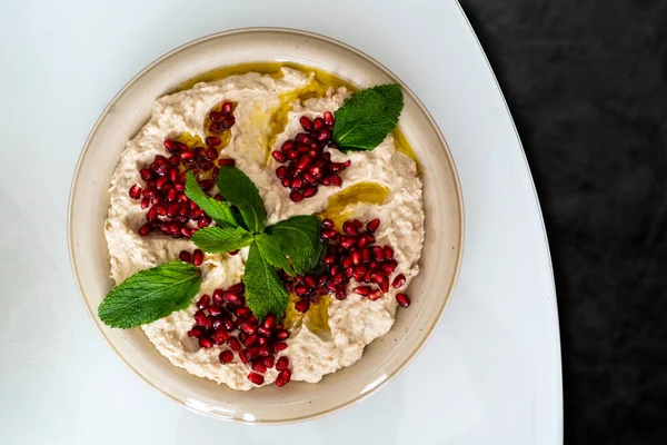 Baba Ghanoush ya da Baba Ghanoush, patlıcan, sıvı un ve aperatiften yapılmış salata sosu. yatay üst görünüm