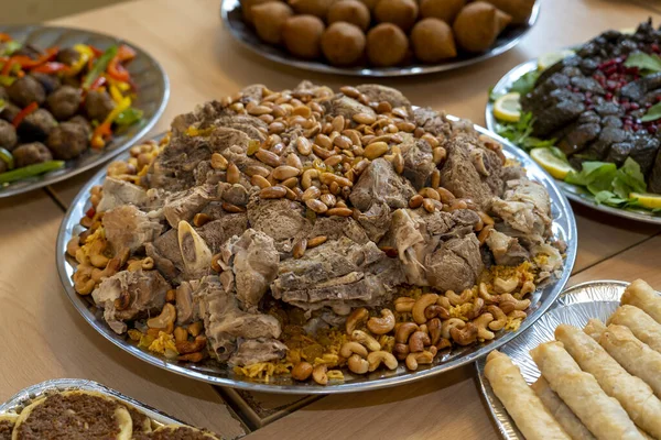 Kabsa, Makbus ya da Mandi. Kuzu eti ya da sığır etli. Yaklaş..