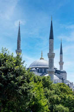 Sultan Ahmed Camii olarak da bilinen İstanbulda bulunan Osmanlı döneminden kalma tarihi bir cami, büyük bir yapı yenilemesinden geçiyor..