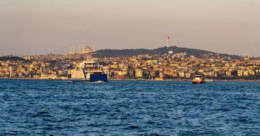 İstanbul şehri İstanbul Boğazı 'ndaki Su Taşımacılığını gösteriyor.