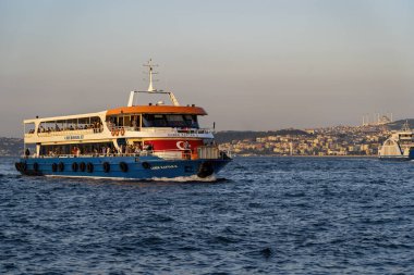 İstanbul şehri İstanbul Boğazı 'ndaki Su Taşımacılığını gösteriyor.