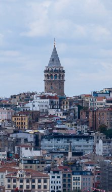 İstanbul 'un Galata Kulesi ve evleri gösteren bir kentinin manzarası 