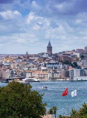 İstanbul 'un Galata Kulesi ve evleri gösteren bir kentinin manzarası 