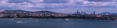 İstanbul 'un İstanbul' daki İstanbul Gökdelenleri ve İstanbul 'daki Su Taşımacılığını gösteren panoramik manzarası.