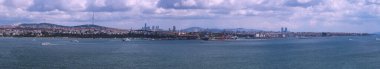 İstanbul 'un İstanbul' daki İstanbul Gökdelenleri ve İstanbul 'daki Su Taşımacılığını gösteren panoramik manzarası.