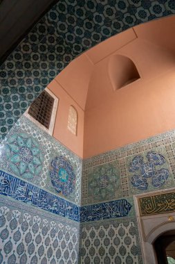 Türkiye 'nin İstanbul kentindeki Topkapı Sarayı' ndan çiçek desenli antik Osmanlı el yapımı Türk fayansları. İstanbul 'un Topkapı iç duvarı