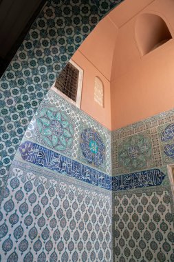 Türkiye 'nin İstanbul kentindeki Topkapı Sarayı' ndan çiçek desenli antik Osmanlı el yapımı Türk fayansları. İstanbul 'un Topkapı iç duvarı