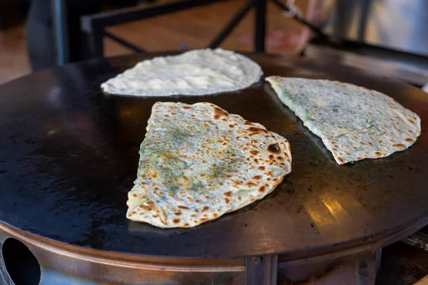 Saj turtaları ya da Saj Fırını ya da düz ekmekler birçok ülkede bir sokak yemeği türüdür.