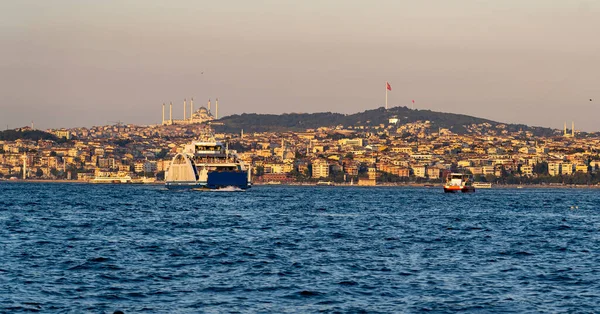 İstanbul şehri İstanbul Boğazı 'ndaki Su Taşımacılığını gösteriyor.