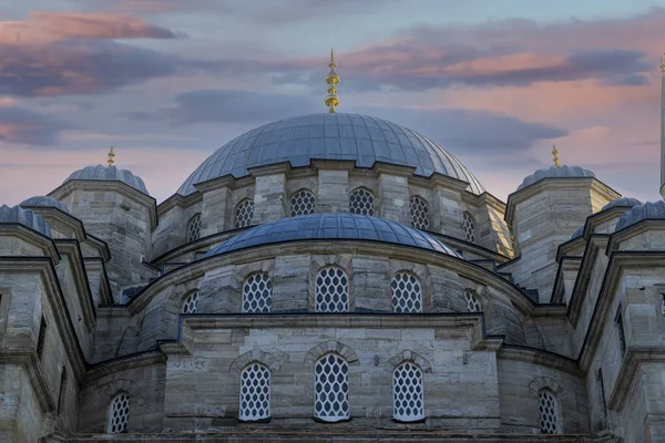 Mutfak duvarları ve hizmetçilerin Topkap Palast 'taki konutlarının dışındaki kolonlar ve kemerler.
