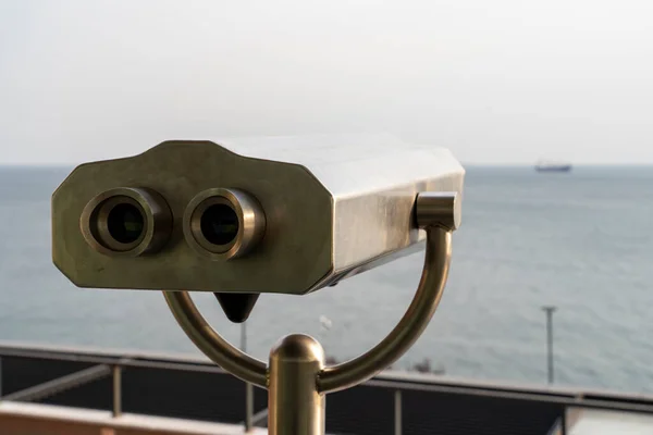 Fechar Binóculos Moedas Operados Contra Mar Durante Pôr Sol — Fotografia de Stock