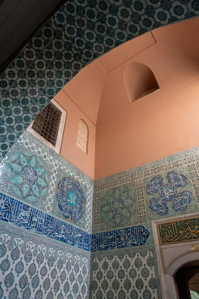 Türkiye 'nin İstanbul kentindeki Topkapı Sarayı' ndan çiçek desenli antik Osmanlı el yapımı Türk fayansları. İstanbul 'un Topkapı iç duvarı